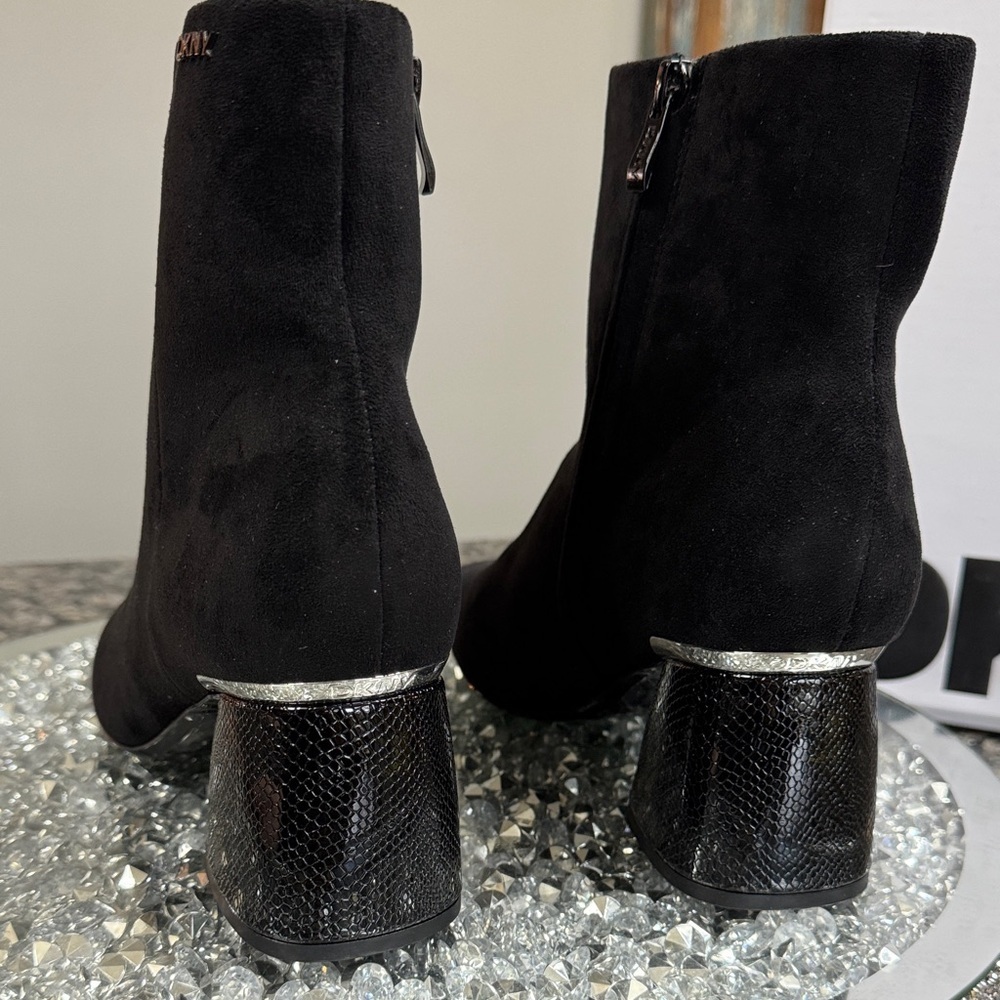 DKNY Black Ankle Booties with Textured Block Heel NEW 9.5 - Picture 11 of 17